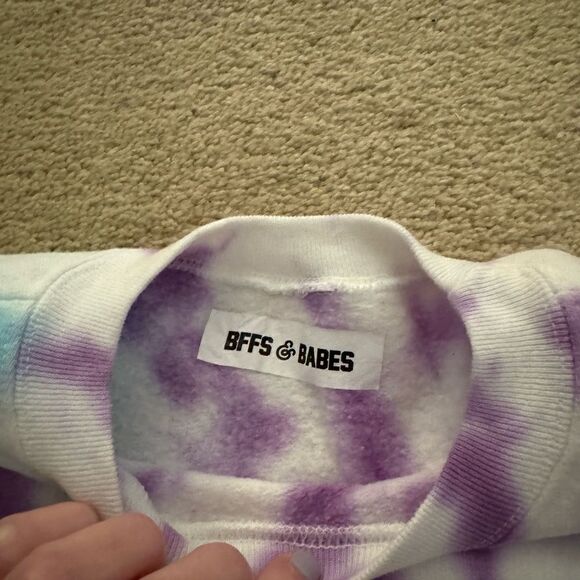 New BFFs and babes sweatshirt. Fits like small - Picture 2 of 3